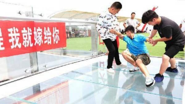 Đưa cả xe hơi và vali đầy tiền ra cầu hôn, người đẹp Trung Quốc vẫn bị bạn trai từ chối vì... sợ độ cao Đưa cả xe hơi và vali đầy tiền ra cầu hôn, người đẹp Trung Quốc vẫn bị bạn trai từ chối vì... sợ độ cao