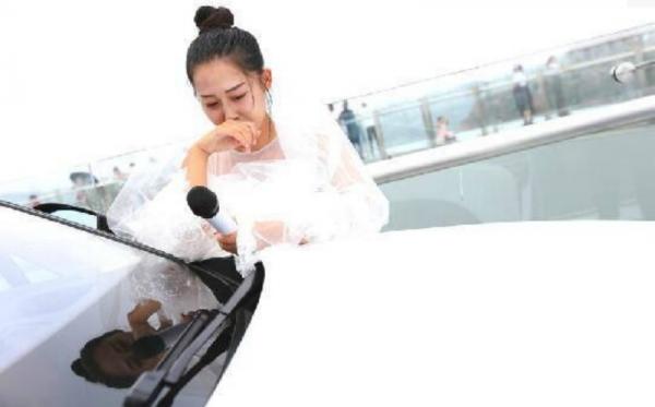 Đưa cả xe hơi và vali đầy tiền ra cầu hôn, người đẹp Trung Quốc vẫn bị bạn trai từ chối vì... sợ độ cao Đưa cả xe hơi và vali đầy tiền ra cầu hôn, người đẹp Trung Quốc vẫn bị bạn trai từ chối vì... sợ độ cao