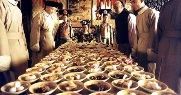 Viên Thế Khải và Từ Hi Thái hậu đều uống sữa mẹ, nhưng mục đích của mỗi người lại khác nhau Viên Thế Khải và Từ Hi Thái hậu đều uống sữa mẹ, nhưng mục đích của mỗi người lại khác nhau