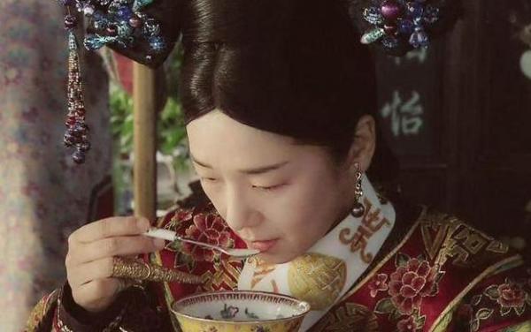 Viên Thế Khải và Từ Hi Thái hậu đều uống sữa mẹ, nhưng mục đích của mỗi người lại khác nhau Viên Thế Khải và Từ Hi Thái hậu đều uống sữa mẹ, nhưng mục đích của mỗi người lại khác nhau