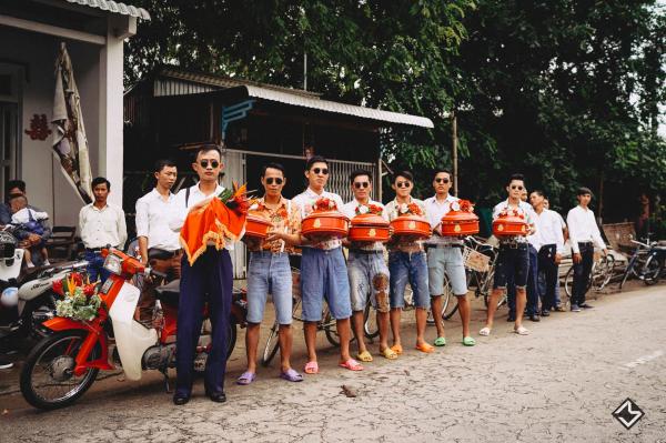 Bộ ảnh cưới 'hương đồng gió nội' của Cô Mít - Cậu Tèo cùng hội bạn thân lầy lội nhất An Giang Bộ ảnh cưới 'hương đồng gió nội' của Cô Mít - Cậu Tèo cùng hội bạn thân lầy lội nhất An Giang