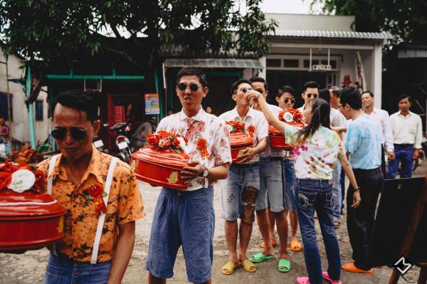 Bộ ảnh cưới 'hương đồng gió nội' của Cô Mít - Cậu Tèo cùng hội bạn thân lầy lội nhất An Giang Bộ ảnh cưới 'hương đồng gió nội' của Cô Mít - Cậu Tèo cùng hội bạn thân lầy lội nhất An Giang