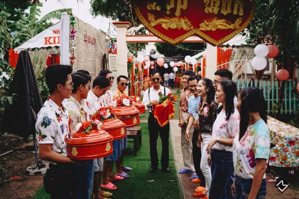 Bộ ảnh cưới 'hương đồng gió nội' của Cô Mít - Cậu Tèo cùng hội bạn thân lầy lội nhất An Giang Bộ ảnh cưới 'hương đồng gió nội' của Cô Mít - Cậu Tèo cùng hội bạn thân lầy lội nhất An Giang