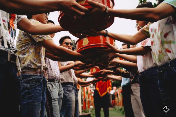 Bộ ảnh cưới 'hương đồng gió nội' của Cô Mít - Cậu Tèo cùng hội bạn thân lầy lội nhất An Giang Bộ ảnh cưới 'hương đồng gió nội' của Cô Mít - Cậu Tèo cùng hội bạn thân lầy lội nhất An Giang