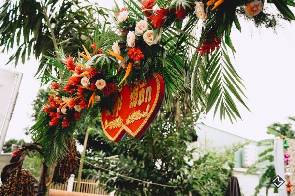 Bộ ảnh cưới 'hương đồng gió nội' của Cô Mít - Cậu Tèo cùng hội bạn thân lầy lội nhất An Giang Bộ ảnh cưới 'hương đồng gió nội' của Cô Mít - Cậu Tèo cùng hội bạn thân lầy lội nhất An Giang