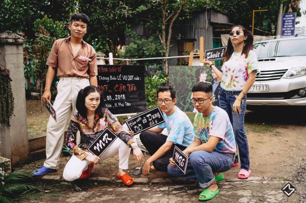 Bộ ảnh cưới 'hương đồng gió nội' của Cô Mít - Cậu Tèo cùng hội bạn thân lầy lội nhất An Giang Bộ ảnh cưới 'hương đồng gió nội' của Cô Mít - Cậu Tèo cùng hội bạn thân lầy lội nhất An Giang
