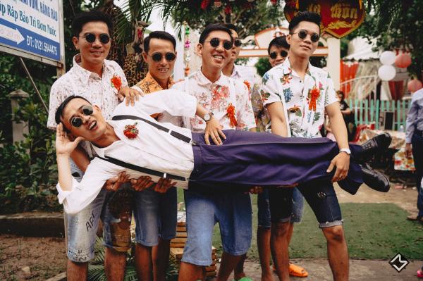 Bộ ảnh cưới 'hương đồng gió nội' của Cô Mít - Cậu Tèo cùng hội bạn thân lầy lội nhất An Giang Bộ ảnh cưới 'hương đồng gió nội' của Cô Mít - Cậu Tèo cùng hội bạn thân lầy lội nhất An Giang
