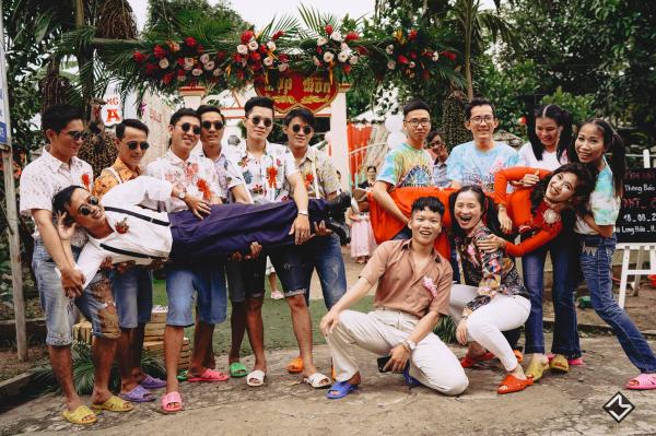 Bộ ảnh cưới 'hương đồng gió nội' của Cô Mít - Cậu Tèo cùng hội bạn thân lầy lội nhất An Giang Bộ ảnh cưới 'hương đồng gió nội' của Cô Mít - Cậu Tèo cùng hội bạn thân lầy lội nhất An Giang
