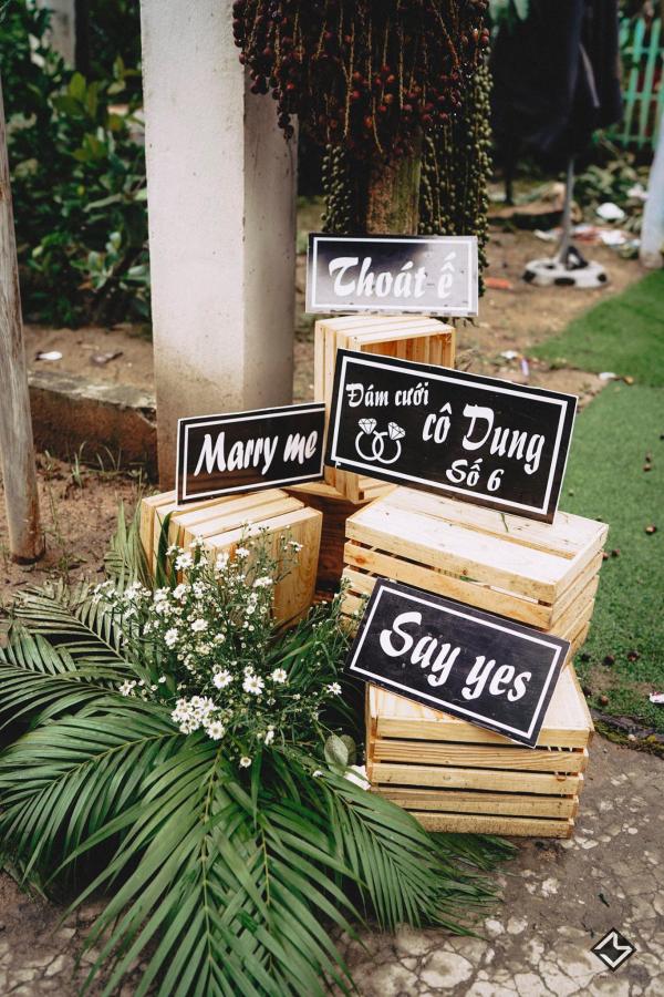Bộ ảnh cưới 'hương đồng gió nội' của Cô Mít - Cậu Tèo cùng hội bạn thân lầy lội nhất An Giang Bộ ảnh cưới 'hương đồng gió nội' của Cô Mít - Cậu Tèo cùng hội bạn thân lầy lội nhất An Giang