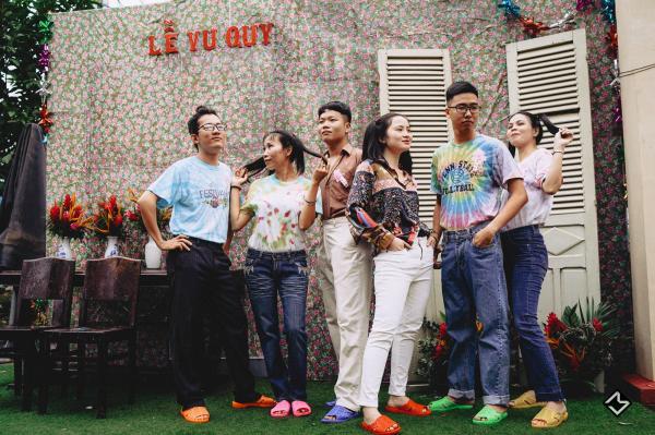 Bộ ảnh cưới 'hương đồng gió nội' của Cô Mít - Cậu Tèo cùng hội bạn thân lầy lội nhất An Giang Bộ ảnh cưới 'hương đồng gió nội' của Cô Mít - Cậu Tèo cùng hội bạn thân lầy lội nhất An Giang