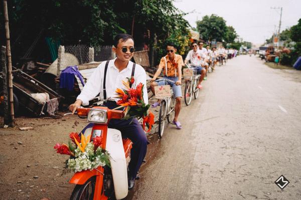 Bộ ảnh cưới 'hương đồng gió nội' của Cô Mít - Cậu Tèo cùng hội bạn thân lầy lội nhất An Giang Bộ ảnh cưới 'hương đồng gió nội' của Cô Mít - Cậu Tèo cùng hội bạn thân lầy lội nhất An Giang