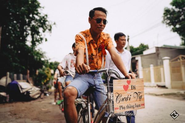 Bộ ảnh cưới 'hương đồng gió nội' của Cô Mít - Cậu Tèo cùng hội bạn thân lầy lội nhất An Giang Bộ ảnh cưới 'hương đồng gió nội' của Cô Mít - Cậu Tèo cùng hội bạn thân lầy lội nhất An Giang