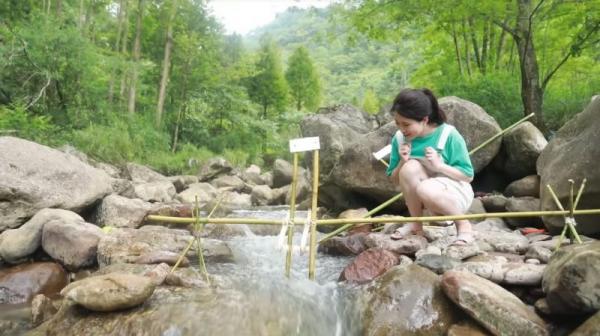 'Thánh ăn công sở' lại tiếp tục 'gây sốt' khi tự tay bắt cá, nướng gà bên bờ suối 'Thánh ăn công sở' lại tiếp tục 'gây sốt' khi tự tay bắt cá, nướng gà bên bờ suối