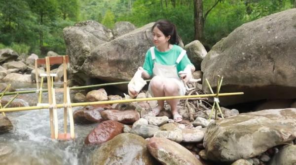 'Thánh ăn công sở' lại tiếp tục 'gây sốt' khi tự tay bắt cá, nướng gà bên bờ suối 'Thánh ăn công sở' lại tiếp tục 'gây sốt' khi tự tay bắt cá, nướng gà bên bờ suối