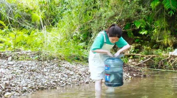 'Thánh ăn công sở' lại tiếp tục 'gây sốt' khi tự tay bắt cá, nướng gà bên bờ suối 'Thánh ăn công sở' lại tiếp tục 'gây sốt' khi tự tay bắt cá, nướng gà bên bờ suối