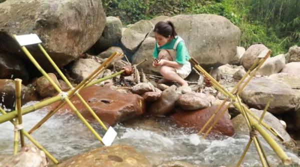 'Thánh ăn công sở' lại tiếp tục 'gây sốt' khi tự tay bắt cá, nướng gà bên bờ suối 'Thánh ăn công sở' lại tiếp tục 'gây sốt' khi tự tay bắt cá, nướng gà bên bờ suối