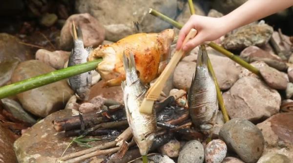 'Thánh ăn công sở' lại tiếp tục 'gây sốt' khi tự tay bắt cá, nướng gà bên bờ suối 'Thánh ăn công sở' lại tiếp tục 'gây sốt' khi tự tay bắt cá, nướng gà bên bờ suối
