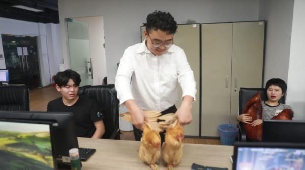 'Thánh ăn công sở' lại tiếp tục 'gây sốt' khi tự tay bắt cá, nướng gà bên bờ suối 'Thánh ăn công sở' lại tiếp tục 'gây sốt' khi tự tay bắt cá, nướng gà bên bờ suối