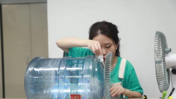 'Thánh ăn công sở' lại tiếp tục 'gây sốt' khi tự tay bắt cá, nướng gà bên bờ suối 'Thánh ăn công sở' lại tiếp tục 'gây sốt' khi tự tay bắt cá, nướng gà bên bờ suối