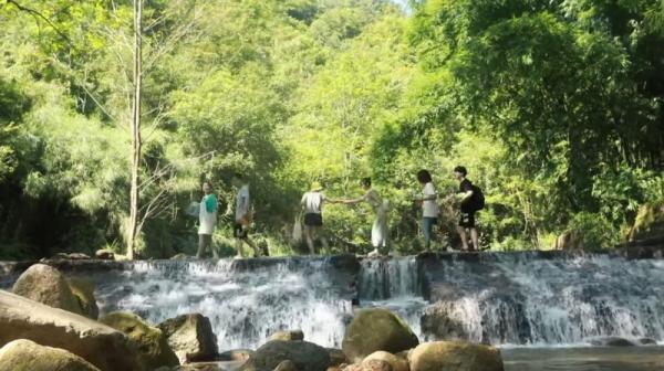'Thánh ăn công sở' lại tiếp tục 'gây sốt' khi tự tay bắt cá, nướng gà bên bờ suối 'Thánh ăn công sở' lại tiếp tục 'gây sốt' khi tự tay bắt cá, nướng gà bên bờ suối