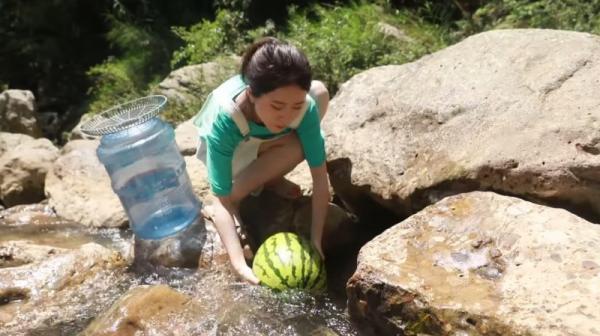 'Thánh ăn công sở' lại tiếp tục 'gây sốt' khi tự tay bắt cá, nướng gà bên bờ suối 'Thánh ăn công sở' lại tiếp tục 'gây sốt' khi tự tay bắt cá, nướng gà bên bờ suối