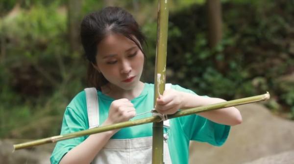 'Thánh ăn công sở' lại tiếp tục 'gây sốt' khi tự tay bắt cá, nướng gà bên bờ suối 'Thánh ăn công sở' lại tiếp tục 'gây sốt' khi tự tay bắt cá, nướng gà bên bờ suối