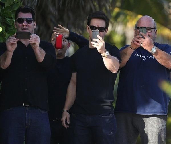 Phản ứng 'lầy đừng hỏi' của người nổi tiếng khi thấy paparazzi 'núp lùm' Phản ứng 'lầy đừng hỏi' của người nổi tiếng khi thấy paparazzi 'núp lùm'