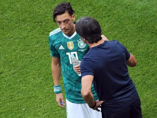 Lần đầu tiên sau kỳ World Cup 'đáng xấu hổ', HLV tuyển Đức trả lời phỏng vấn báo chí Lần đầu tiên sau kỳ World Cup 'đáng xấu hổ', HLV tuyển Đức trả lời phỏng vấn báo chí