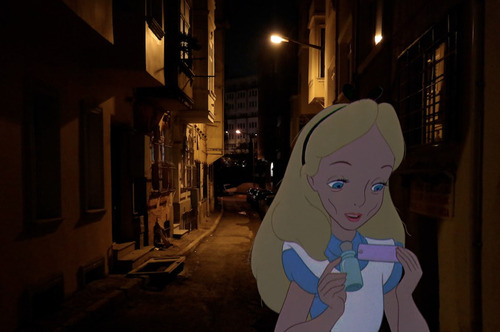 Bộ tranh cuộc sống đen tối và bi thảm của các nhân vật Disney khi 'xuyên không' về thời hiện đại Bộ tranh cuộc sống đen tối và bi thảm của các nhân vật Disney khi 'xuyên không' về thời hiện đại