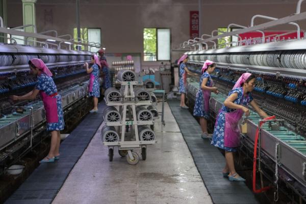 Những khoảnh khắc 'rất đời' trong một ngày sinh hoạt và làm việc của người dân Triều Tiên Những khoảnh khắc 'rất đời' trong một ngày sinh hoạt và làm việc của người dân Triều Tiên