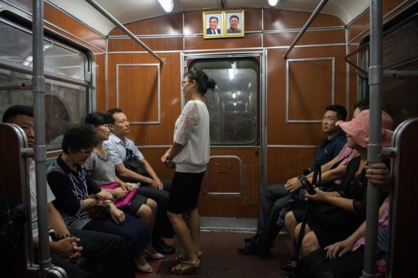 Những khoảnh khắc 'rất đời' trong một ngày sinh hoạt và làm việc của người dân Triều Tiên Những khoảnh khắc 'rất đời' trong một ngày sinh hoạt và làm việc của người dân Triều Tiên