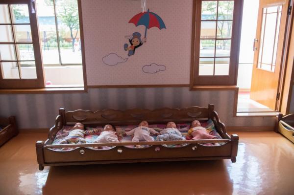 Những khoảnh khắc 'rất đời' trong một ngày sinh hoạt và làm việc của người dân Triều Tiên Những khoảnh khắc 'rất đời' trong một ngày sinh hoạt và làm việc của người dân Triều Tiên