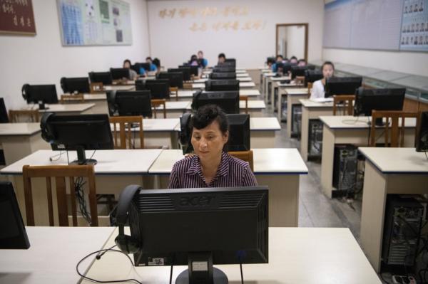 Những khoảnh khắc 'rất đời' trong một ngày sinh hoạt và làm việc của người dân Triều Tiên Những khoảnh khắc 'rất đời' trong một ngày sinh hoạt và làm việc của người dân Triều Tiên
