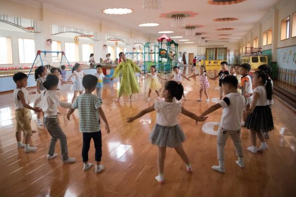 Những khoảnh khắc 'rất đời' trong một ngày sinh hoạt và làm việc của người dân Triều Tiên Những khoảnh khắc 'rất đời' trong một ngày sinh hoạt và làm việc của người dân Triều Tiên