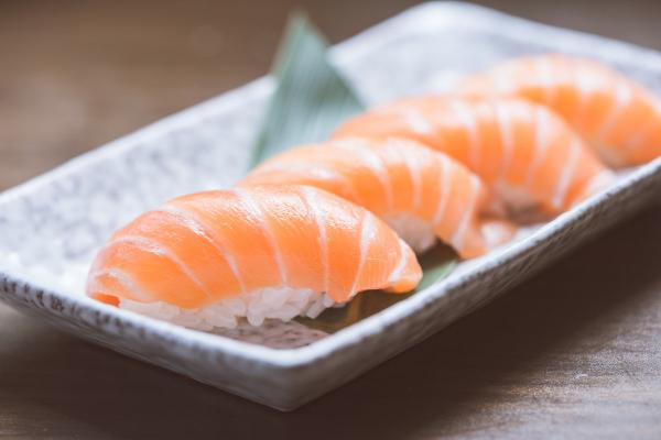 Một người Hàn Quốc phải cưa tay vì nhiễm vi khuẩn nguy hiểm từ việc... ăn sushi Một người Hàn Quốc phải cưa tay vì nhiễm vi khuẩn nguy hiểm từ việc... ăn sushi