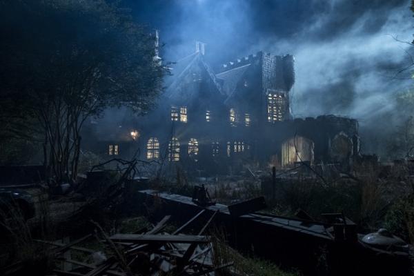 Chỉ mới tung ảnh cùng trailer đơn giản, 'The Haunting Of Hill House' vẫn khiến fans kinh dị háo hức trông chờ đến ngày phát sóng Chỉ mới tung ảnh cùng trailer đơn giản, 'The Haunting Of Hill House' vẫn khiến fans kinh dị háo hức trông chờ đến ngày phát sóng