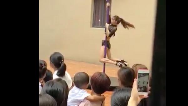 Trường mẫu giáo 'vui tính' mời vũ công múa cột về diễn để học sinh... 'hiểu thêm về văn hóa nước nhà' Trường mẫu giáo 'vui tính' mời vũ công múa cột về diễn để học sinh... 'hiểu thêm về văn hóa nước nhà'