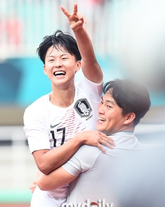 'Hung thần' hai lần phá lưới đội tuyển Việt Nam vừa về nước đã được khen đẹp trai không thua gì idol 'Hung thần' hai lần phá lưới đội tuyển Việt Nam vừa về nước đã được khen đẹp trai không thua gì idol