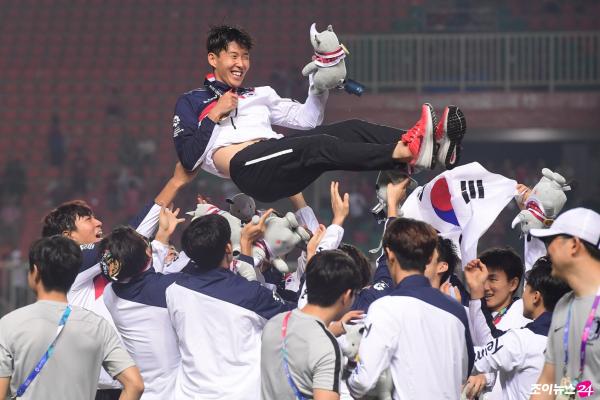 'Hung thần' hai lần phá lưới đội tuyển Việt Nam vừa về nước đã được khen đẹp trai không thua gì idol 'Hung thần' hai lần phá lưới đội tuyển Việt Nam vừa về nước đã được khen đẹp trai không thua gì idol