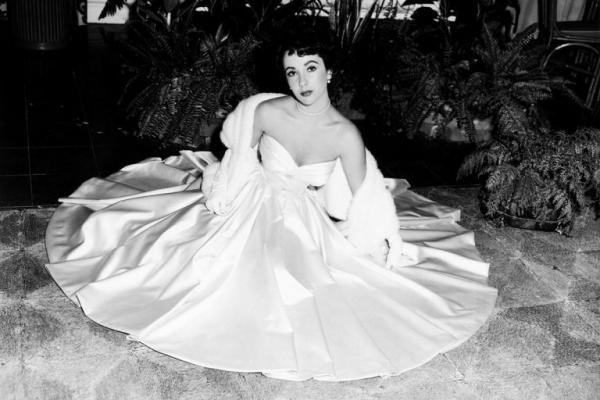 Edith Head - 'bà tiên' của Audrey Hepburn, Grace Kelly và các minh tinh Hollywood đã sống cuộc đời huyền thoại ra sao? Edith Head - 'bà tiên' của Audrey Hepburn, Grace Kelly và các minh tinh Hollywood đã sống cuộc đời huyền thoại ra sao?