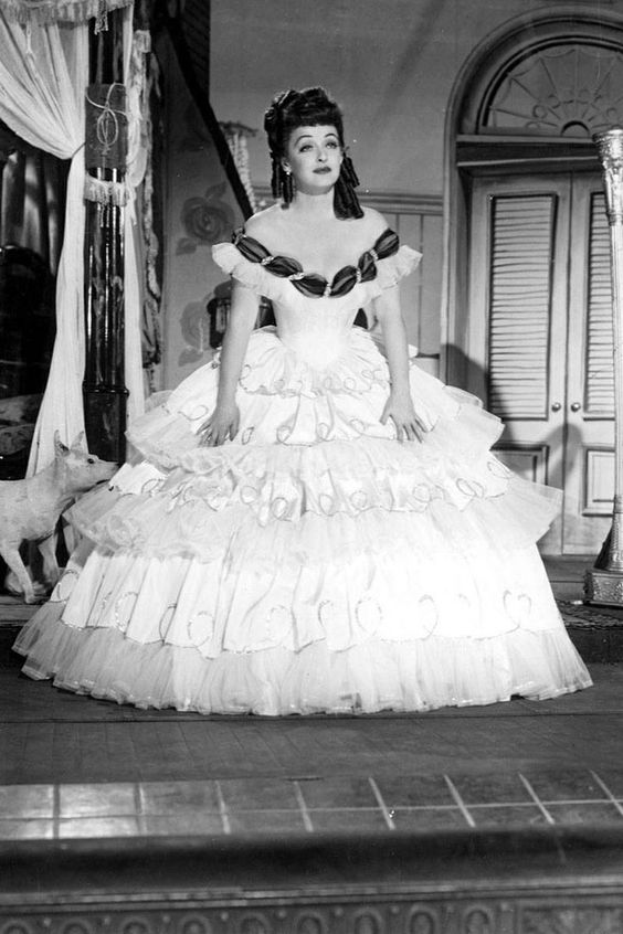 Edith Head - 'bà tiên' của Audrey Hepburn, Grace Kelly và các minh tinh Hollywood đã sống cuộc đời huyền thoại ra sao? Edith Head - 'bà tiên' của Audrey Hepburn, Grace Kelly và các minh tinh Hollywood đã sống cuộc đời huyền thoại ra sao?