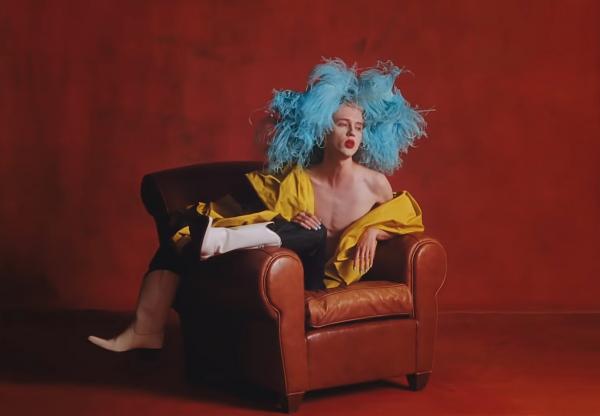 'Bloom' (Troye Sivan): Khi 'trưởng thành' không chỉ là một từ 'Bloom' (Troye Sivan): Khi 'trưởng thành' không chỉ là một từ