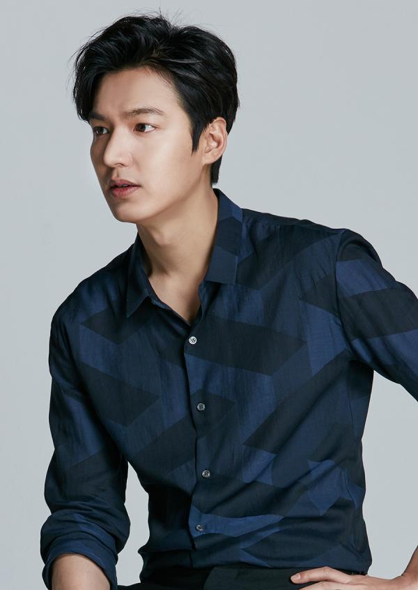 Truyền thông Hàn tiết lộ: Chỉ 15 phút xuất hiện tại sự kiện, Lee Min Ho 'cá kiếm' hơn 18,5 tỉ VNĐ Truyền thông Hàn tiết lộ: Chỉ 15 phút xuất hiện tại sự kiện, Lee Min Ho 'cá kiếm' hơn 18,5 tỉ VNĐ