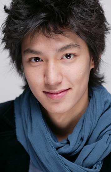 Truyền thông Hàn tiết lộ: Chỉ 15 phút xuất hiện tại sự kiện, Lee Min Ho 'cá kiếm' hơn 18,5 tỉ VNĐ Truyền thông Hàn tiết lộ: Chỉ 15 phút xuất hiện tại sự kiện, Lee Min Ho 'cá kiếm' hơn 18,5 tỉ VNĐ