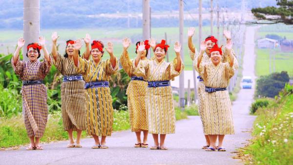 Chỉ ở Nhật Bản mới có những nhóm nhạc thần tượng 'chất như nước cất' thế này Chỉ ở Nhật Bản mới có những nhóm nhạc thần tượng 'chất như nước cất' thế này