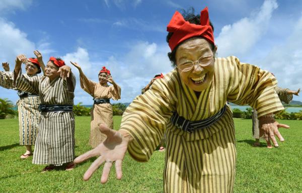 Chỉ ở Nhật Bản mới có những nhóm nhạc thần tượng 'chất như nước cất' thế này Chỉ ở Nhật Bản mới có những nhóm nhạc thần tượng 'chất như nước cất' thế này