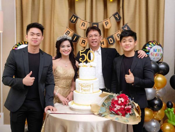 Không cần 'trẻ mãi không già' mà chỉ cần bí quyết để 'già rồi vẫn khiến bọn trẻ xách dép chạy theo' Không cần 'trẻ mãi không già' mà chỉ cần bí quyết để 'già rồi vẫn khiến bọn trẻ xách dép chạy theo'