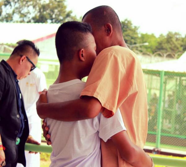 Đi tham quan trại giam, con trai oà khóc vì bắt gặp cha ở đó Đi tham quan trại giam, con trai oà khóc vì bắt gặp cha ở đó