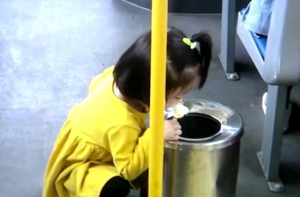 Cô bé 2 tuổi lịch sự ăn kem trên nắp thùng rác khiến khối người lớn còn phải thấy xấu hổ Cô bé 2 tuổi lịch sự ăn kem trên nắp thùng rác khiến khối người lớn còn phải thấy xấu hổ