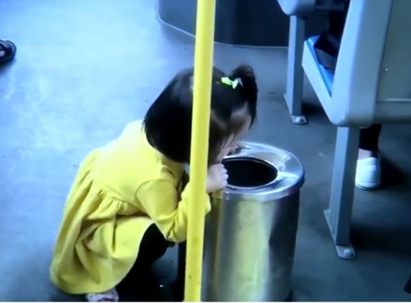 Cô bé 2 tuổi lịch sự ăn kem trên nắp thùng rác khiến khối người lớn còn phải thấy xấu hổ Cô bé 2 tuổi lịch sự ăn kem trên nắp thùng rác khiến khối người lớn còn phải thấy xấu hổ